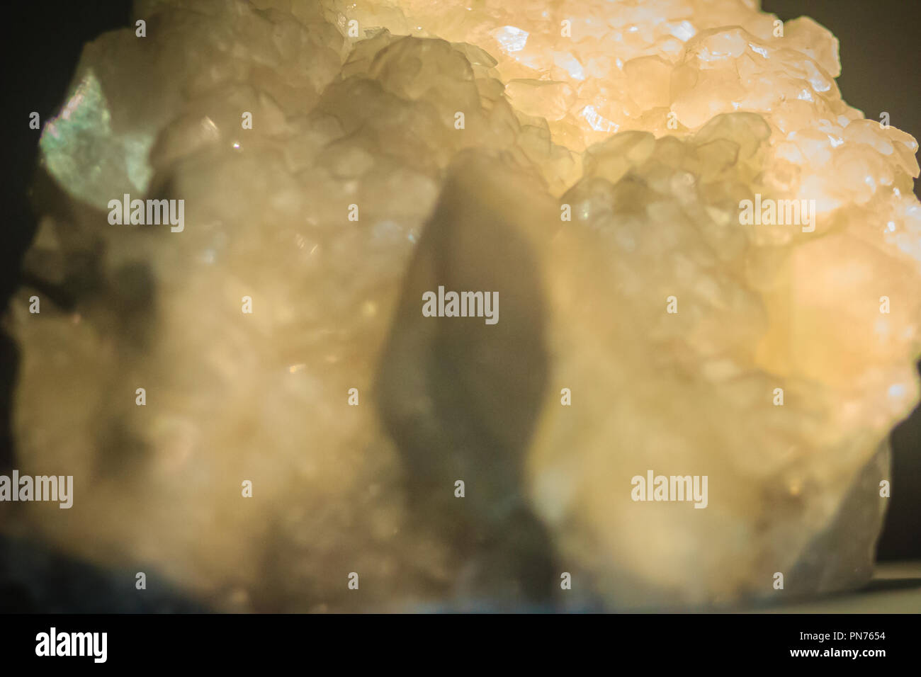 Calcite abitudine granulare campione da attività estrattive Industrie. La  calcite è un minerale di carbonato e più stabile polimorfo di calcio  carbonat Foto stock - Alamy