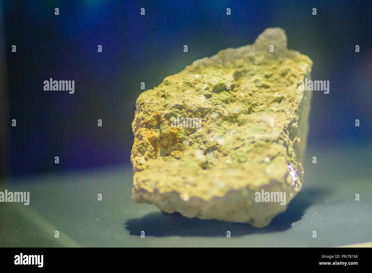 Autunite (idrato di calcio fosfato di uranile) modello di pietra dalle industrie estrattive Industrie. Autunite moderati hanno un contenuto di uranio del 48.27% Foto Stock