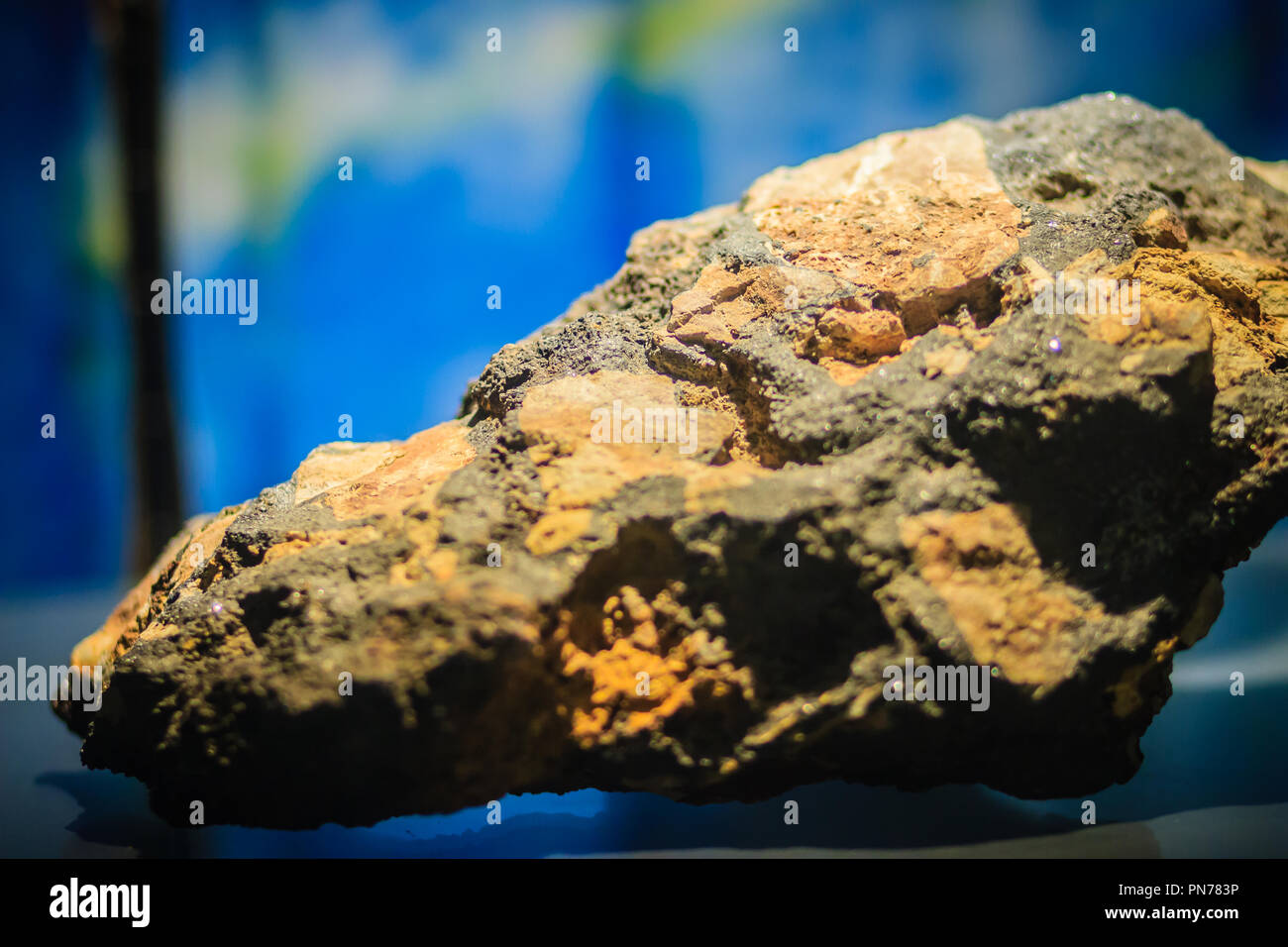 Ferberite campione di roccia da attività estrattive Industrie. Ferberite è il ferro endmember del manganese - ferro wolframite soluzione solida serie Foto Stock