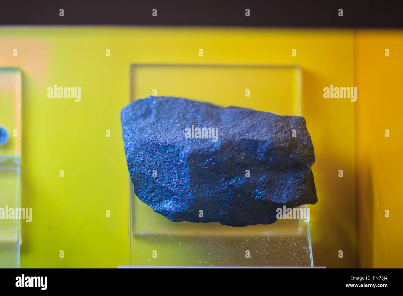 Magnetite campione di roccia da attività estrattive Industrie. La magnetite è un minerale e uno dei principali minerali di ferro. Con la formula chimica Fe3O4, ho Foto Stock