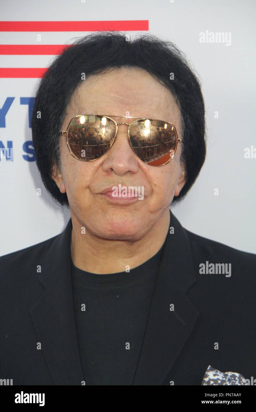Gene Simmons 05/03/2016 Los Angeles red carpet premiere evento per EPIX 'sotto la pistola" tenutasi presso il Samuel Goldwyn Theater di Beverly Hills, CA Foto di Izumi Hasegawa / HNW / PictureLux Foto Stock