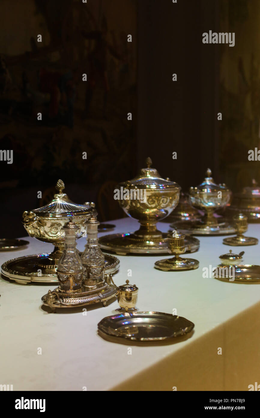 Stoviglie di antiquariato al Louvre. Foto Stock
