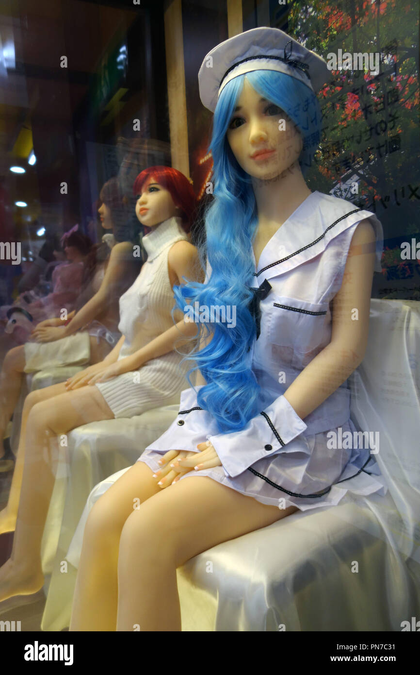 Il realismo di sesso femminile bambole in vetrina per la personalizzazione e la vendita in Kyoto sex shop, Giappone. N. PR Foto Stock