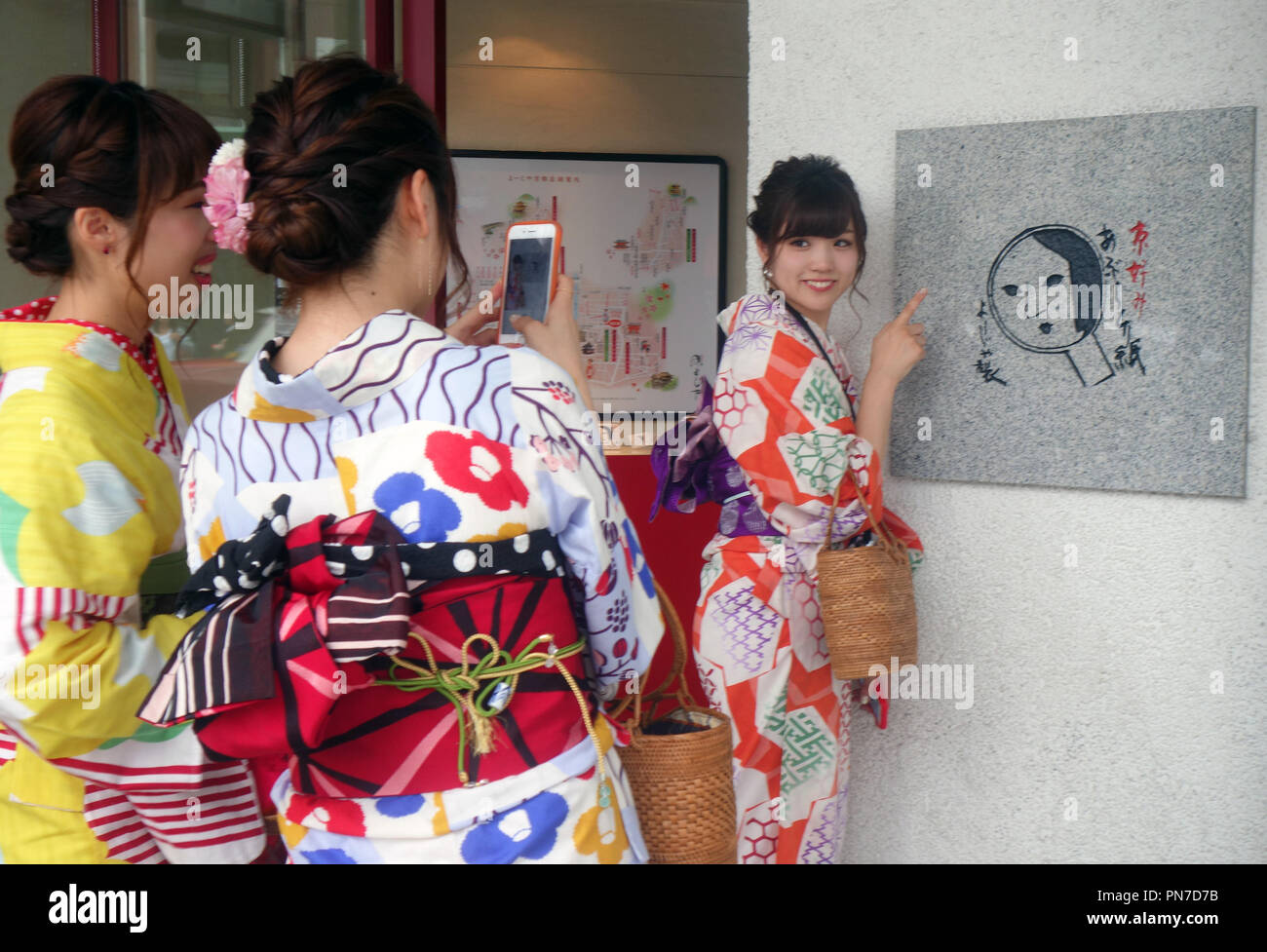Ragazze vestite nel noleggio di kimono per scattare delle foto al di fuori del famoso negozio di cosmetici, Gion, Kyoto, Giappone. No signor o PR Foto Stock