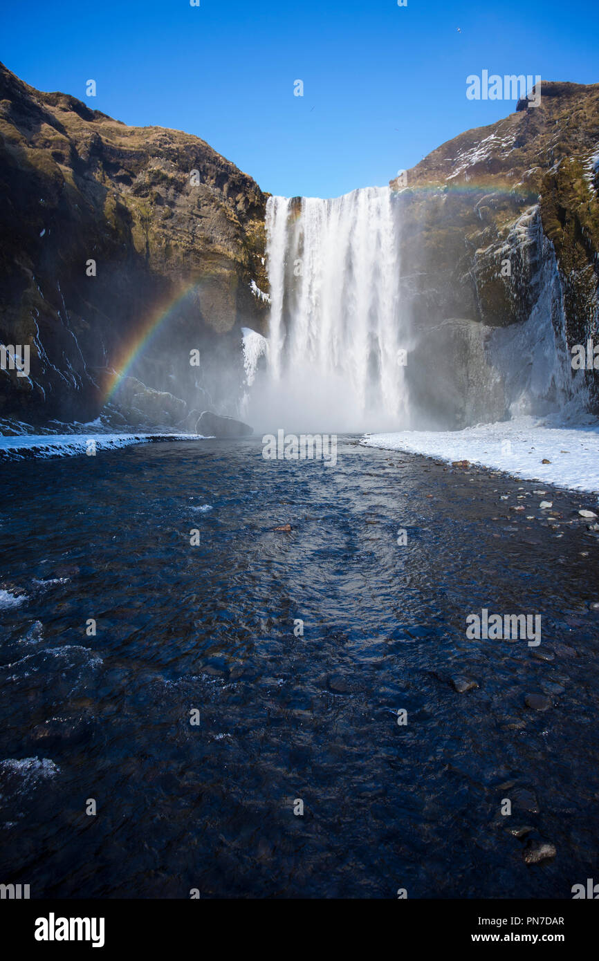 Arcobaleno in spettacolari cascate Skogar - Skogarfoss - nel sud dell'Islanda con fragoroso glaciale acque di fusione Foto Stock