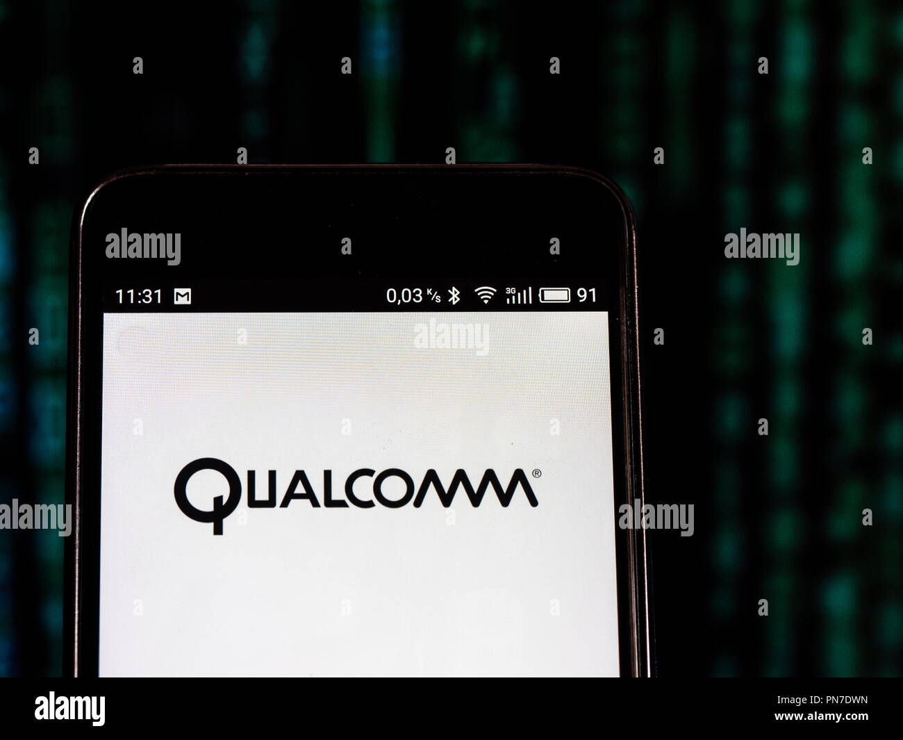 Qualcomm visto il logo visualizzato sul telefono intelligente. Qualcomm è una multinazionale americana di semiconduttori e di apparecchiature di telecomunicazione azienda che progetta e mercati di telecomunicazioni wireless prodotti e servizi. Foto Stock