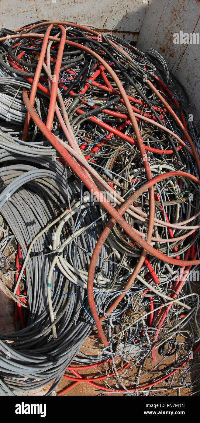 Utilizzate i cavi e i fili elettrici nel contenitore Foto stock - Alamy