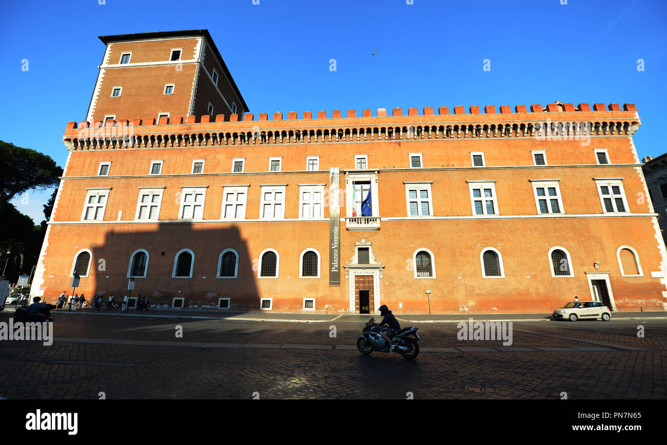 La biblioteca di archeologia e storia edificio a Piazza Venezia a Roma. Foto Stock