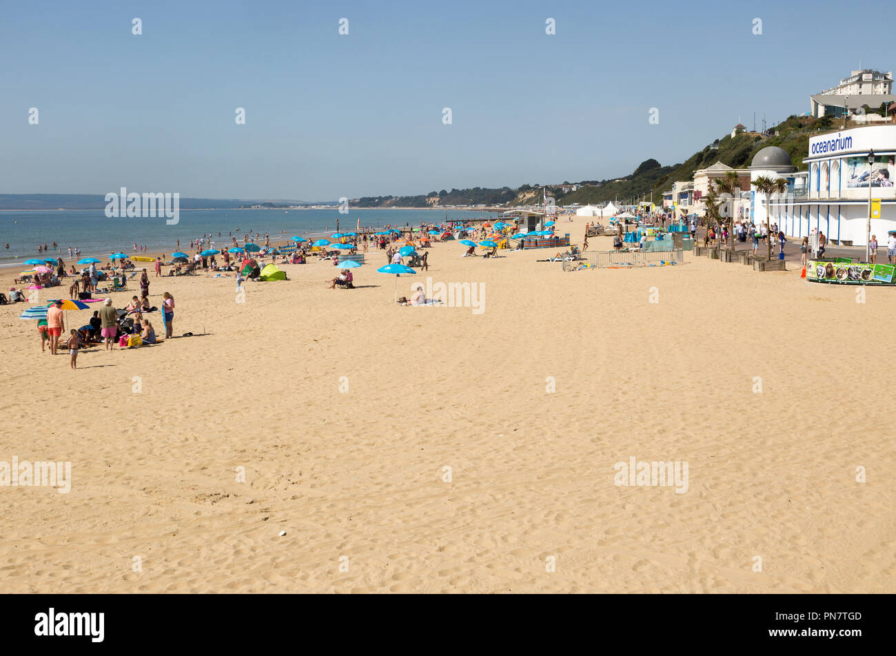 I turisti sulla spiaggia di sabbia vicino all'Oceanarium, Bournemouth Dorset, England, Regno Unito Foto Stock