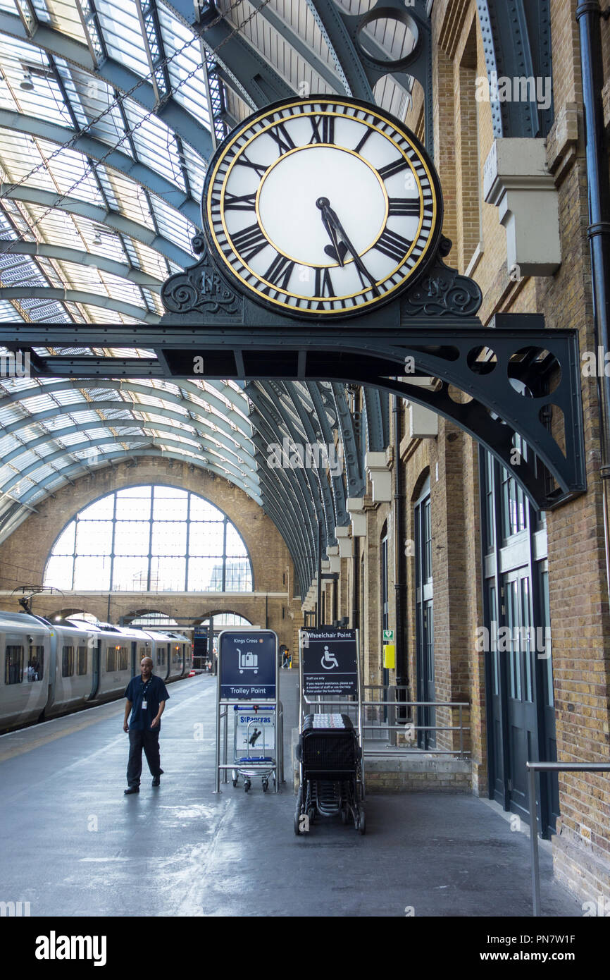 Orologio a piattaforma restaurato presso la stazione ferroviaria King's Cross, Londra, Inghilterra, Regno Unito Foto Stock