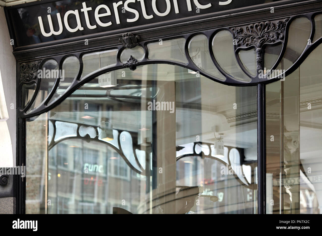 Art Nouveau dettagli finestra su Waterstone's bookshop, Newcastle upon Tyne. Foto Stock