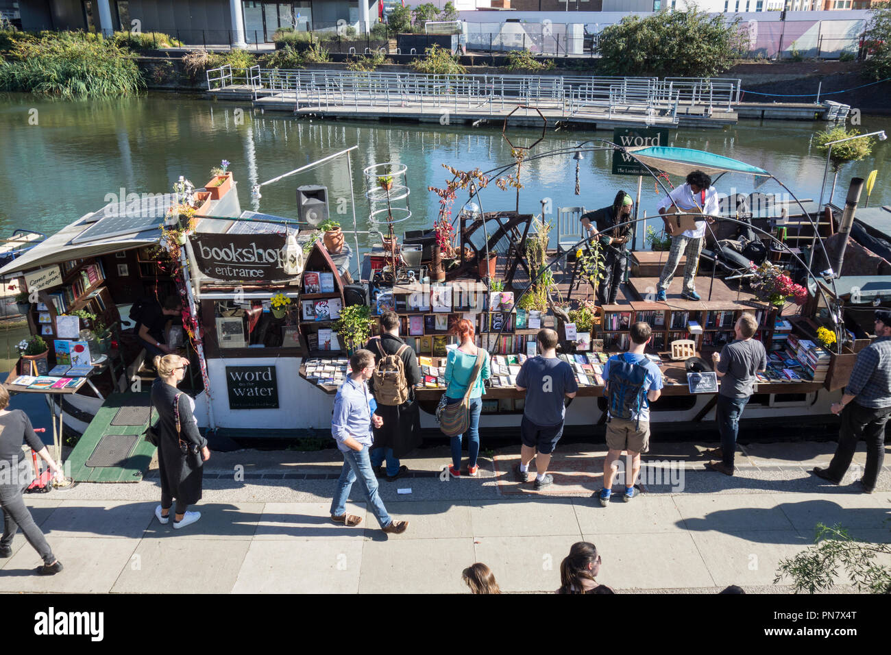 Parola sull'acqua floating bookshop, Regent's Canal Alzaia, Kings Cross, Camden, London, N1, Regno Unito Foto Stock