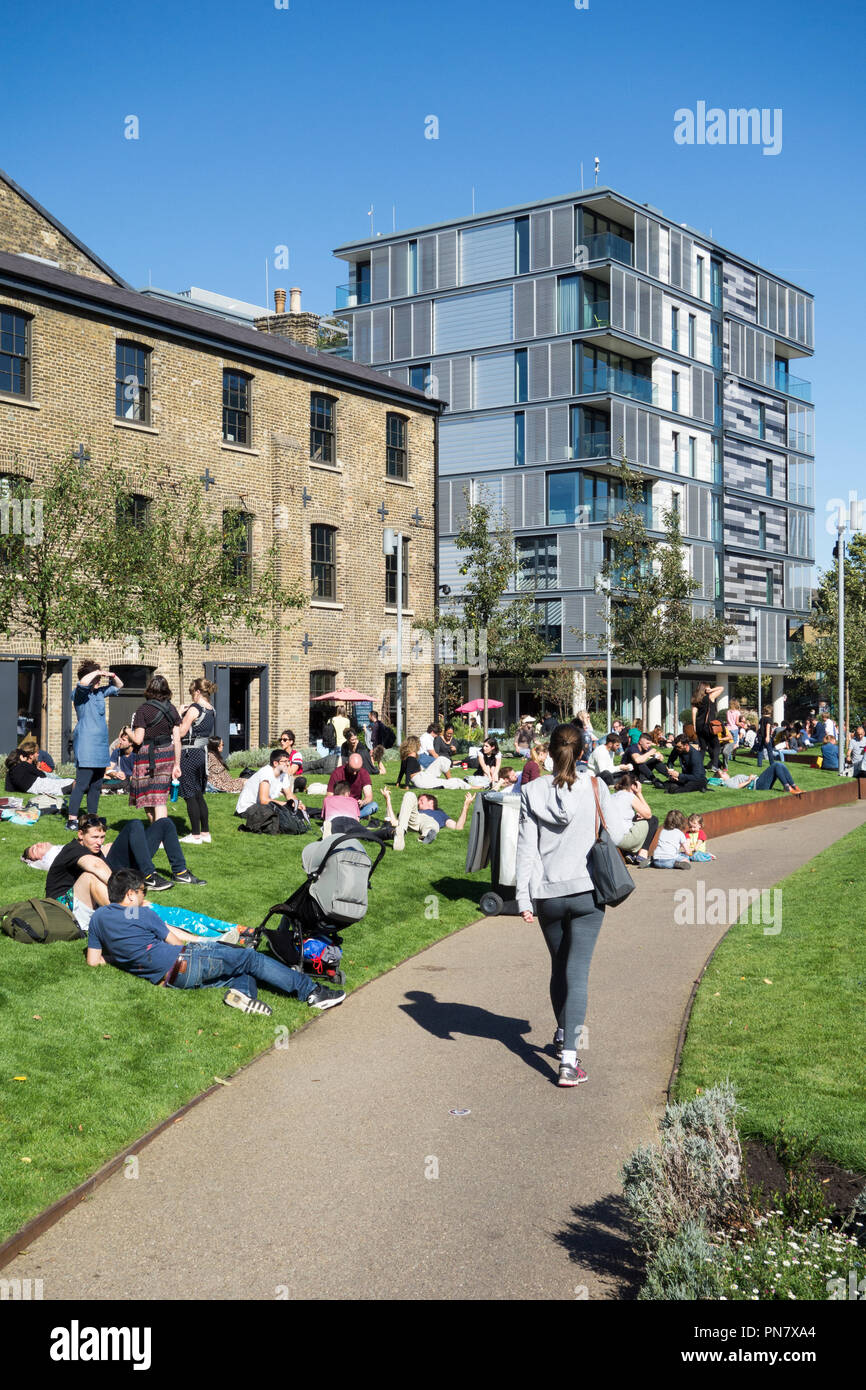 Banca Canale di Beagle e il granaio edificio a granaio Square, Kings Cross, Camden, London, N1, Regno Unito Foto Stock