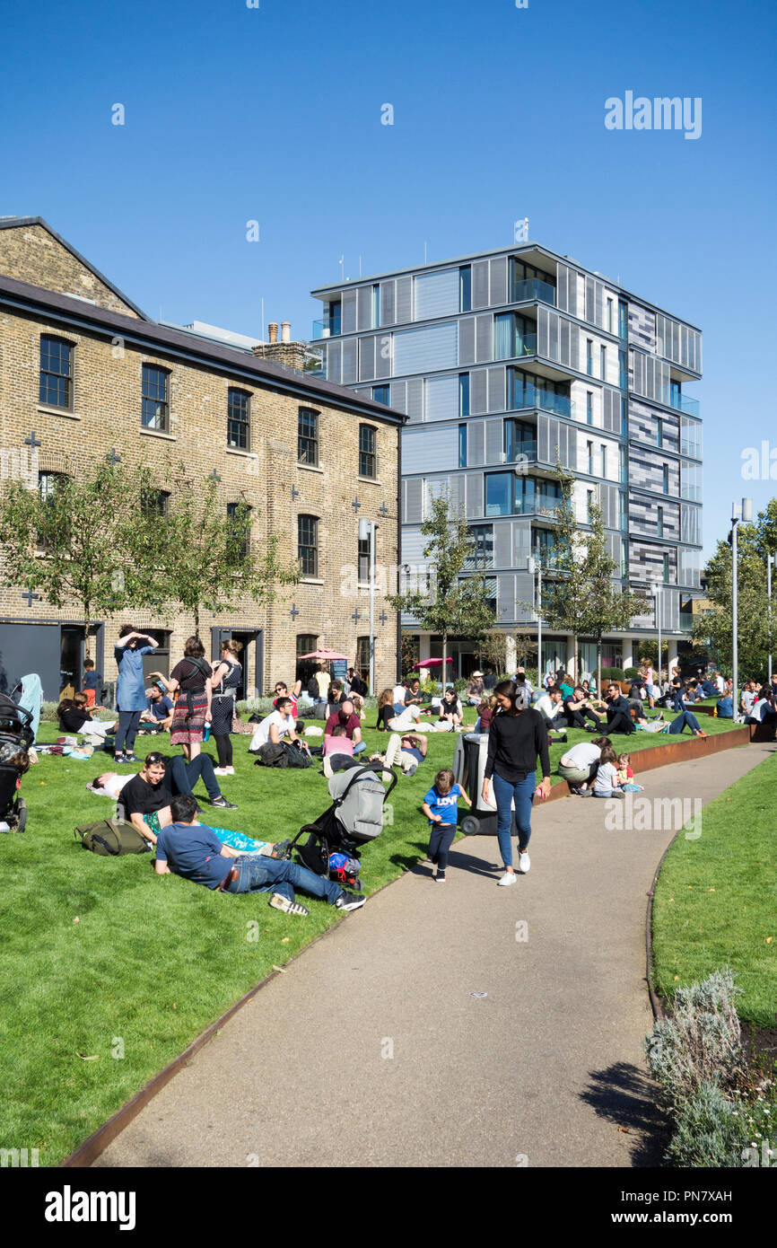 Banca Canale di Beagle e il granaio edificio a granaio Square, Kings Cross, Camden, London, N1, Regno Unito Foto Stock