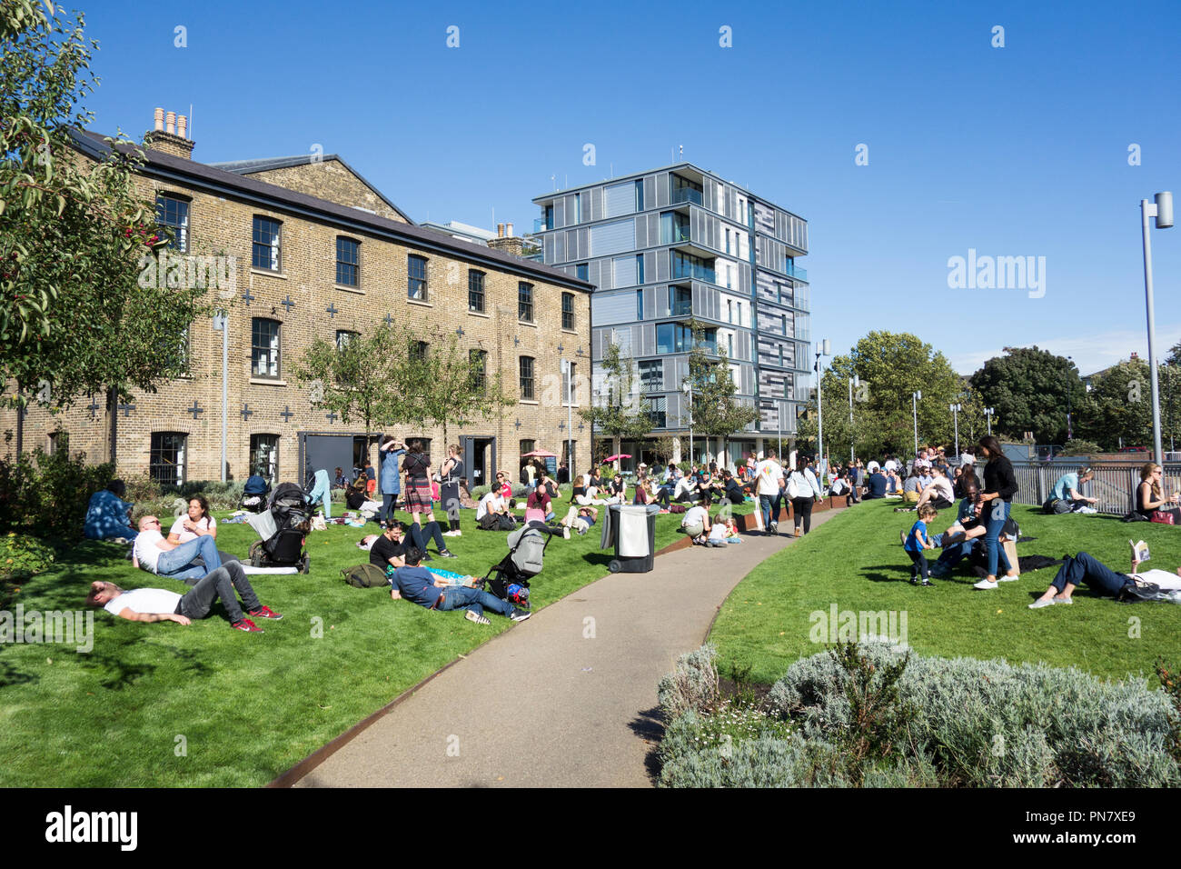 Banca Canale di Beagle e il granaio edificio a granaio Square, Kings Cross, Camden, London, N1, Regno Unito Foto Stock