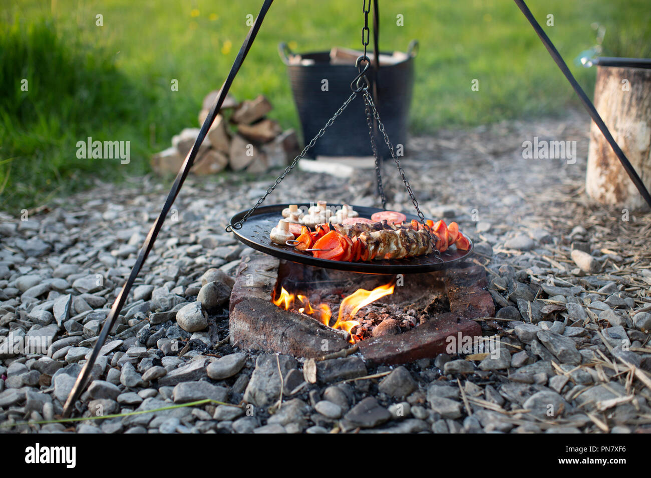 Kebab per la cottura sul fuoco aperto al di fuori Foto Stock