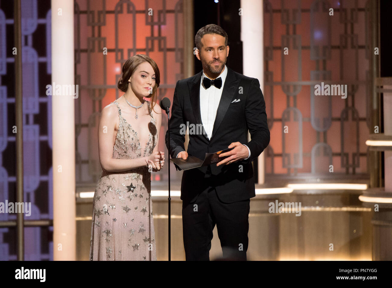 I presentatori pietra della Emma e Ryan Reynolds sul palco durante la 74Annuale di Golden Globe Awards presso il Beverly Hilton di Beverly Hills, CA domenica 8 gennaio 2017. Riferimento al file # 33198 487CCR per solo uso editoriale - Tutti i diritti riservati Foto Stock