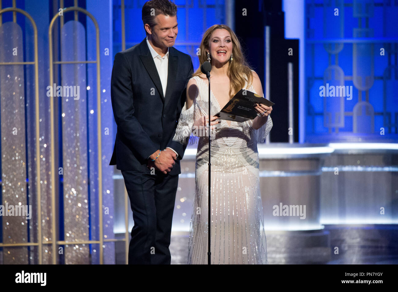 I presentatori Timothy Olyphant e Drew Barrymore sul palco durante la 74Annuale di Golden Globe Awards presso il Beverly Hilton di Beverly Hills, CA domenica 8 gennaio 2017. Riferimento al file # 33198 498CCR per solo uso editoriale - Tutti i diritti riservati Foto Stock