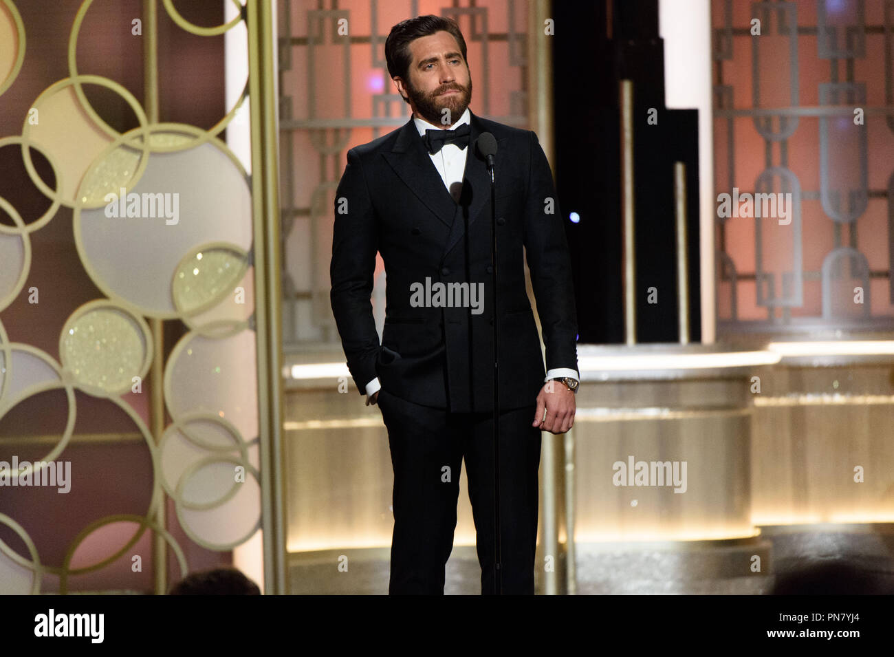Presentatore Jake Gyllenhaal sul palcoscenico alla 74Annuale di Golden Globe Awards presso il Beverly Hilton di Beverly Hills, CA domenica 8 gennaio 2017. Riferimento al file # 33198 527CCR per solo uso editoriale - Tutti i diritti riservati Foto Stock