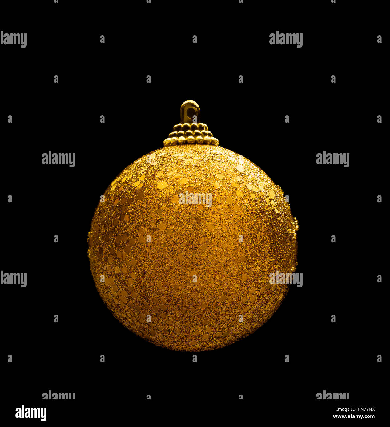 Colore oro scintillante palla di Natale isolato su sfondo nero Foto Stock