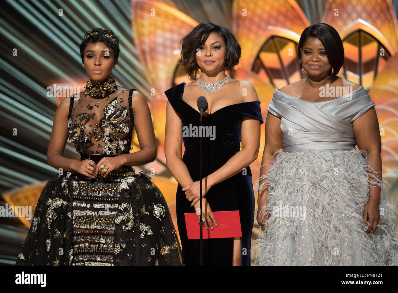 Attrici Janelle Monae, Taraji P. Henson, e Octavia Spencer presente sul palco durante il live ABC di teletrasmissione dell'ottantanovesimo Oscar® al Dolby® Theatre di Hollywood, CA domenica, 26 febbraio 2017. Riferimento al file # 33242 304THA per solo uso editoriale - Tutti i diritti riservati Foto Stock