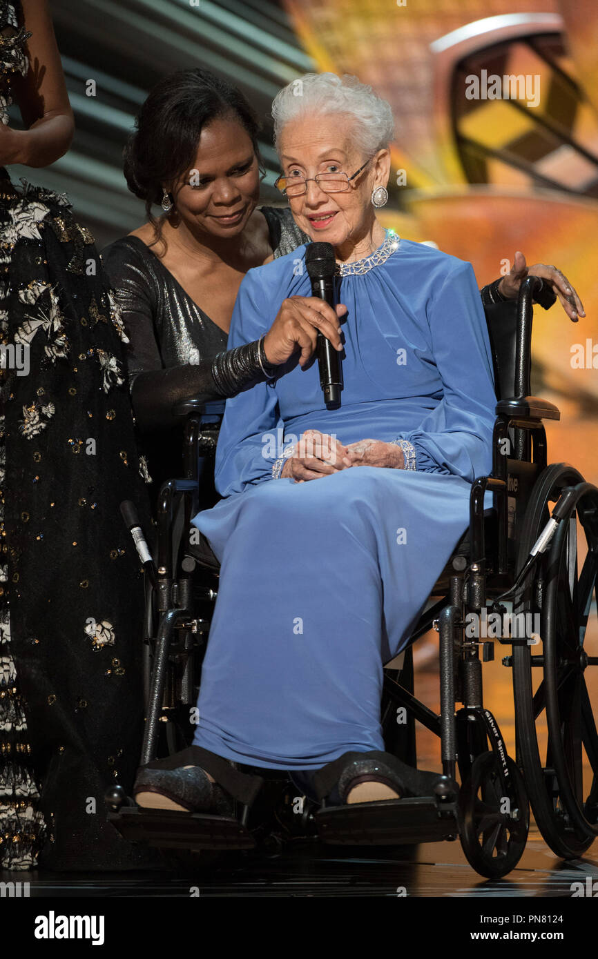 Katherine Johnson presenta sul palco durante il live ABC di teletrasmissione dell'ottantanovesimo Oscar® al Dolby® Theatre di Hollywood, CA domenica, 26 febbraio 2017. Riferimento al file # 33242 305THA per solo uso editoriale - Tutti i diritti riservati Foto Stock