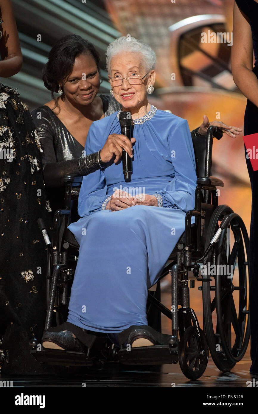 Katherine Johnson presenta sul palco durante il live ABC di teletrasmissione dell'ottantanovesimo Oscar® al Dolby® Theatre di Hollywood, CA domenica, 26 febbraio 2017. Riferimento al file # 33242 306THA per solo uso editoriale - Tutti i diritti riservati Foto Stock
