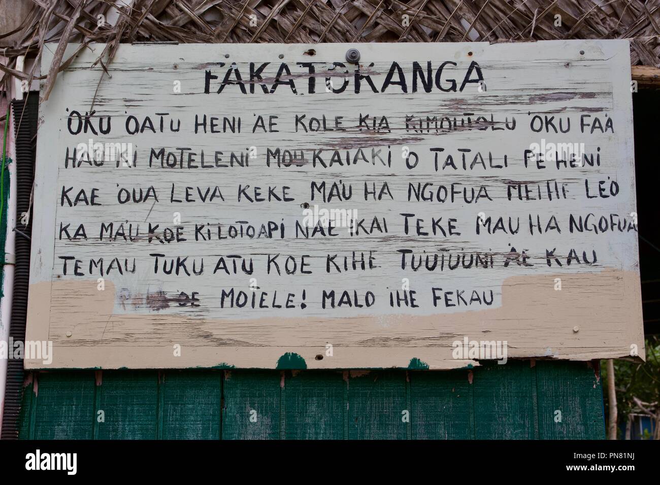 Un cartello in legno scritto nella lingua di Tongan Foto Stock