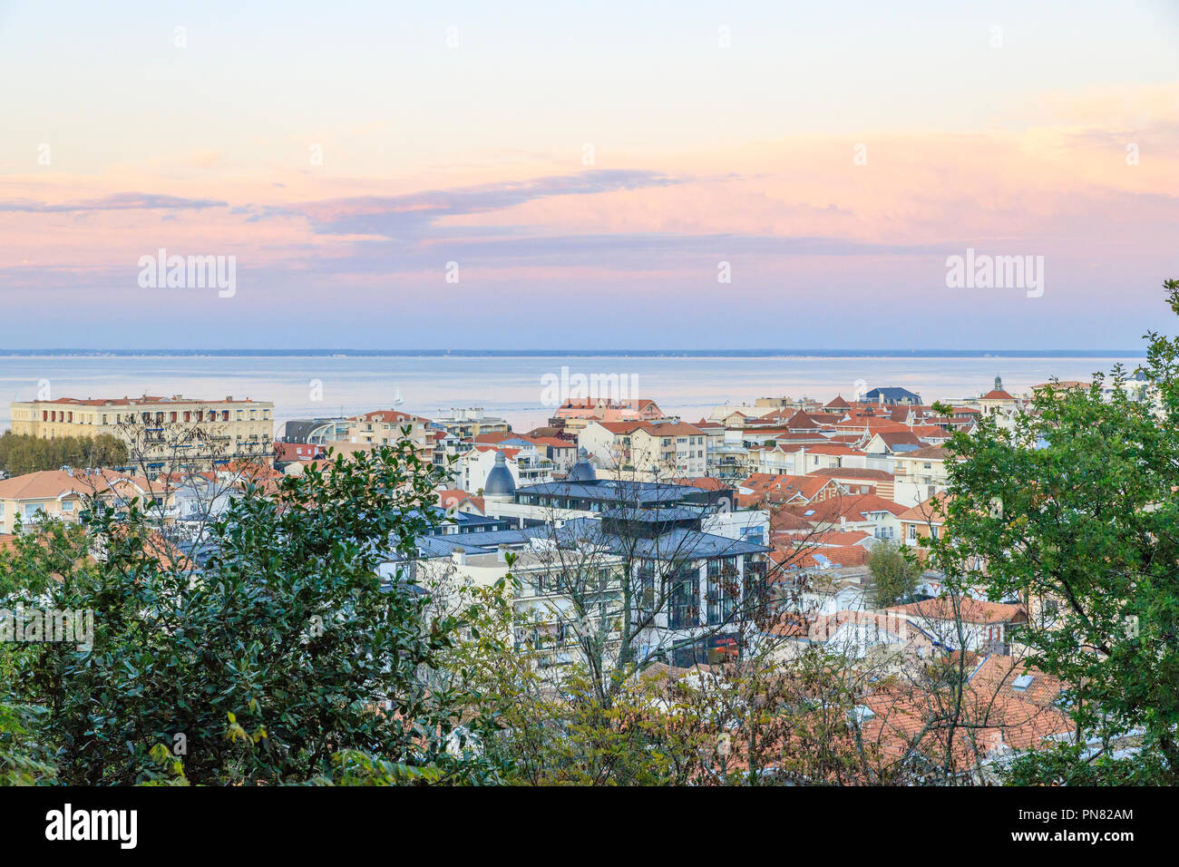 Francia, Gironde, Cote d'Argent, Parc naturel marin du Bassin d'Arcachon (Arcachon Bay Marine Parco Naturale), Arcachon, vista sulla Ville d'Ete district Foto Stock