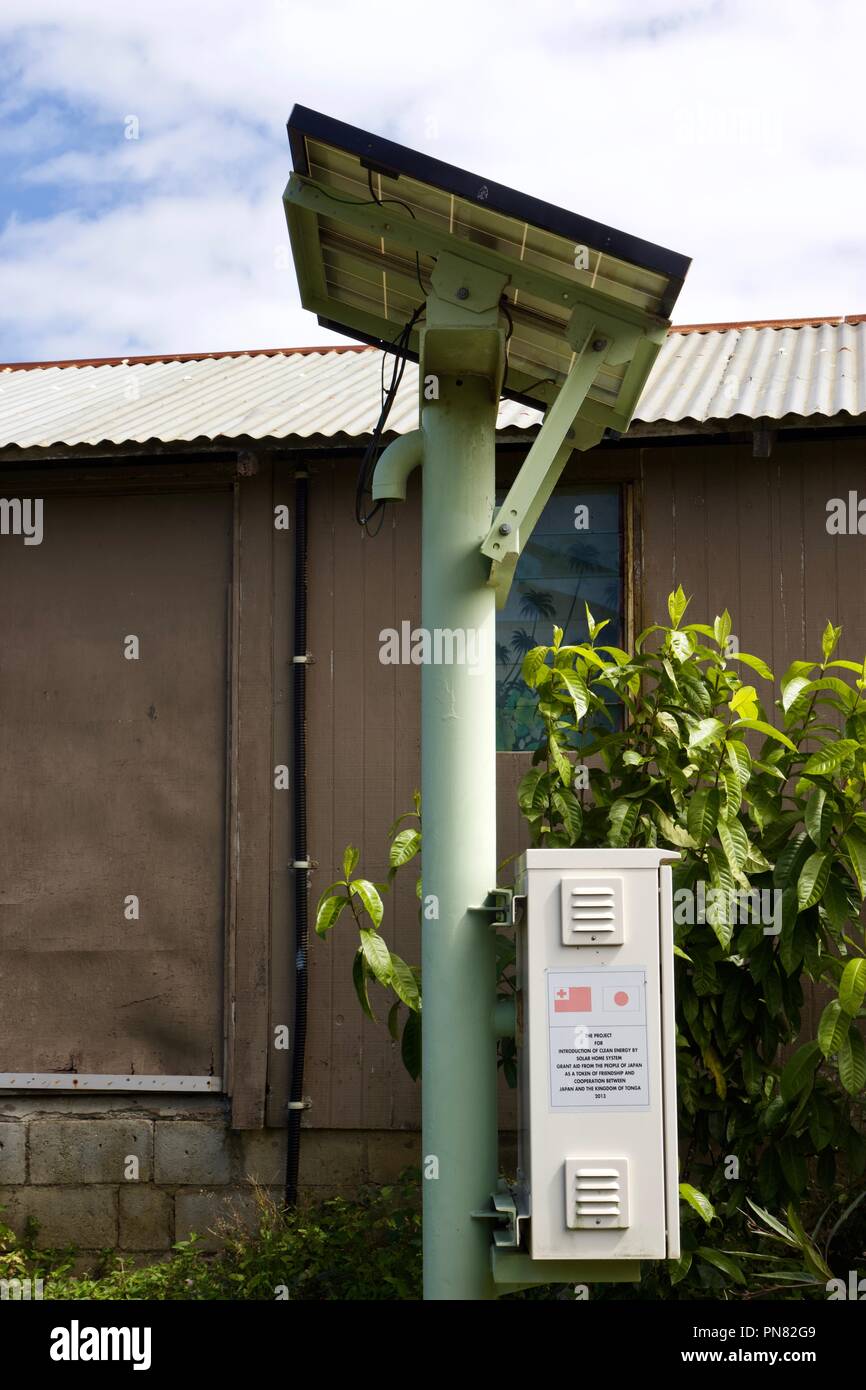 Pannelli solari all'interno di un villaggio in Tonga sono stati finanziati dal Giappone come parte di introduzione di energia pulita da casa sistema solare Foto Stock