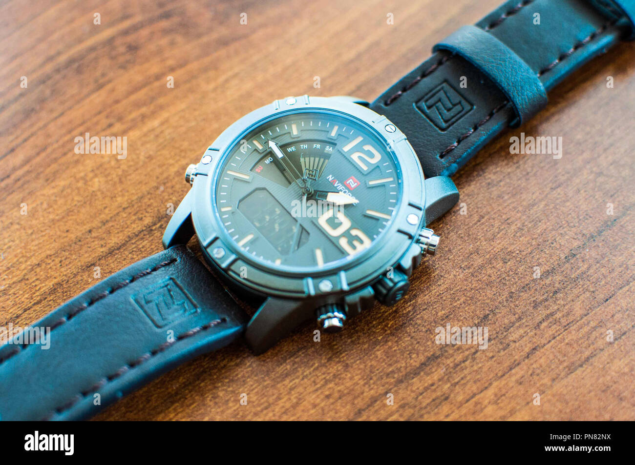 Cracovia/POLONIA - 08.10.2017: un orologio multifunzione dal brand NaviForce Foto Stock