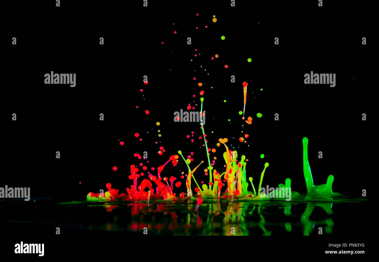 Sculture astratte di variopinti spruzzi di vernice. Dancing liquido su uno sfondo nero. Inchiostro spruzzi d'acqua. Esplosione di colori. Foto Stock
