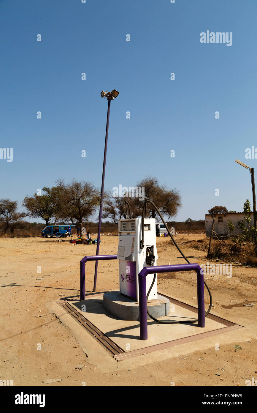 Una pompa di carburante in un garage in Zimbabwe. La pompa sta sotto un cielo blu chiaro. Foto Stock