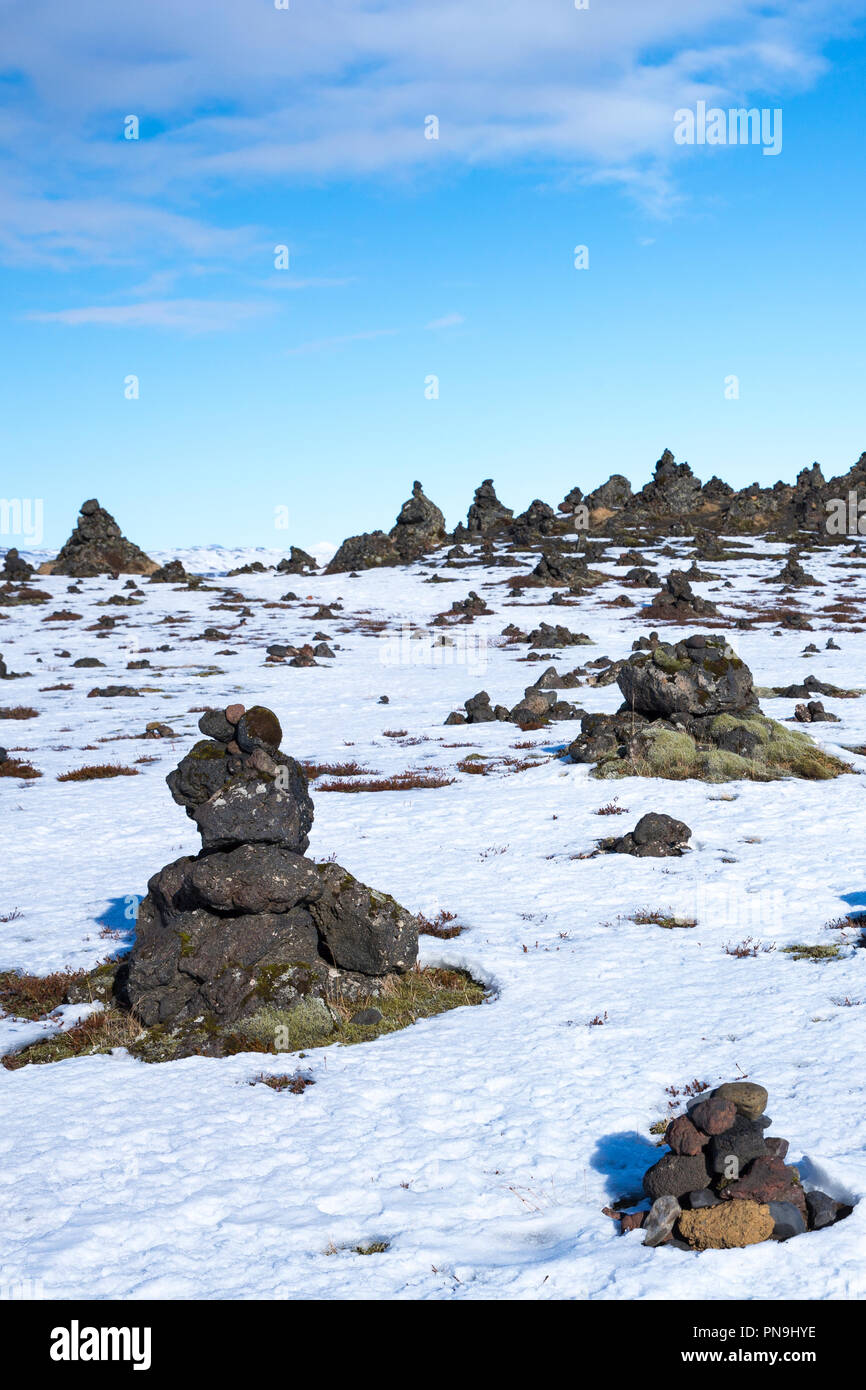 Lauskalavarda, una cresta di lava con la pietra di Cairns e lava vulcanica tumuli tra Vik e Kirkjubaejarklaustur vicino vulcano Katla nel sud dell'Islanda Foto Stock