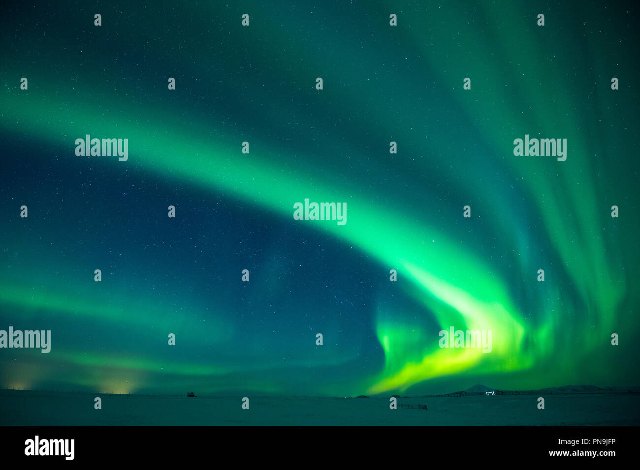 Aurora Boreale vista spettacolare delle luci del nord nel cielo sopra Hotel Ranga centro turistico a Hella nel sud dell'Islanda Foto Stock