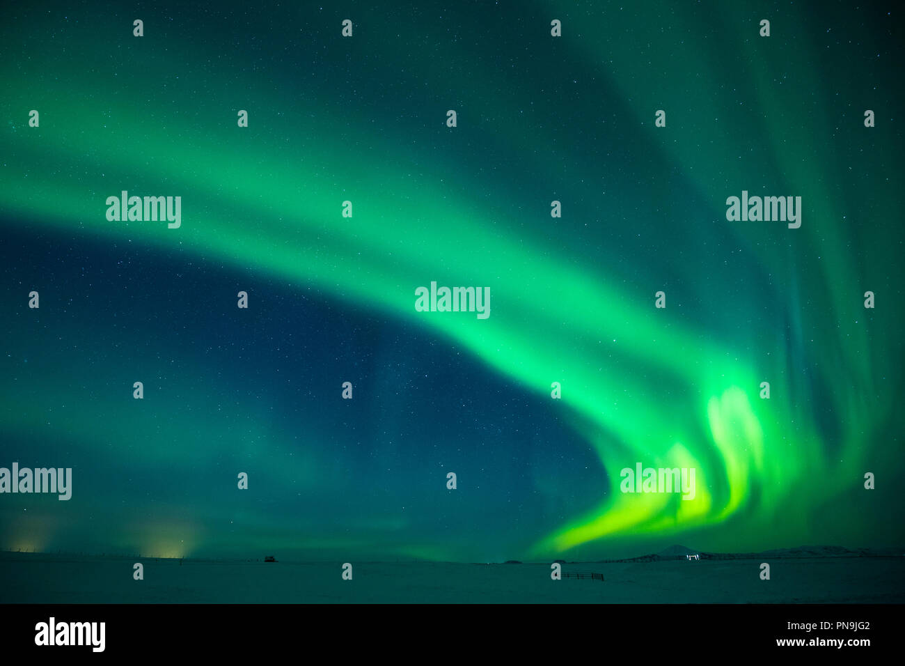 Aurora Boreale vista spettacolare delle luci del nord nel cielo sopra Hotel Ranga centro turistico a Hella nel sud dell'Islanda Foto Stock