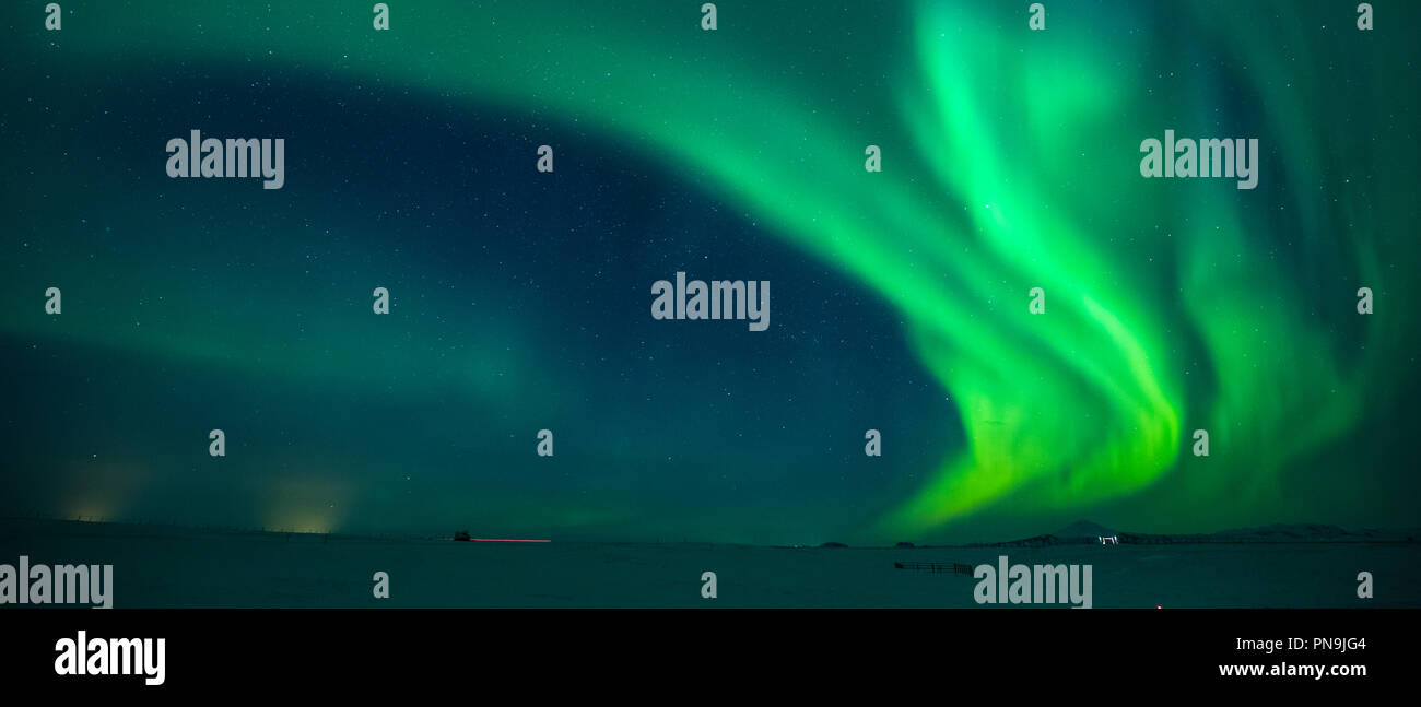 Aurora Boreale vista spettacolare delle luci del nord nel cielo sopra Hotel Ranga centro turistico a Hella nel sud dell'Islanda Foto Stock