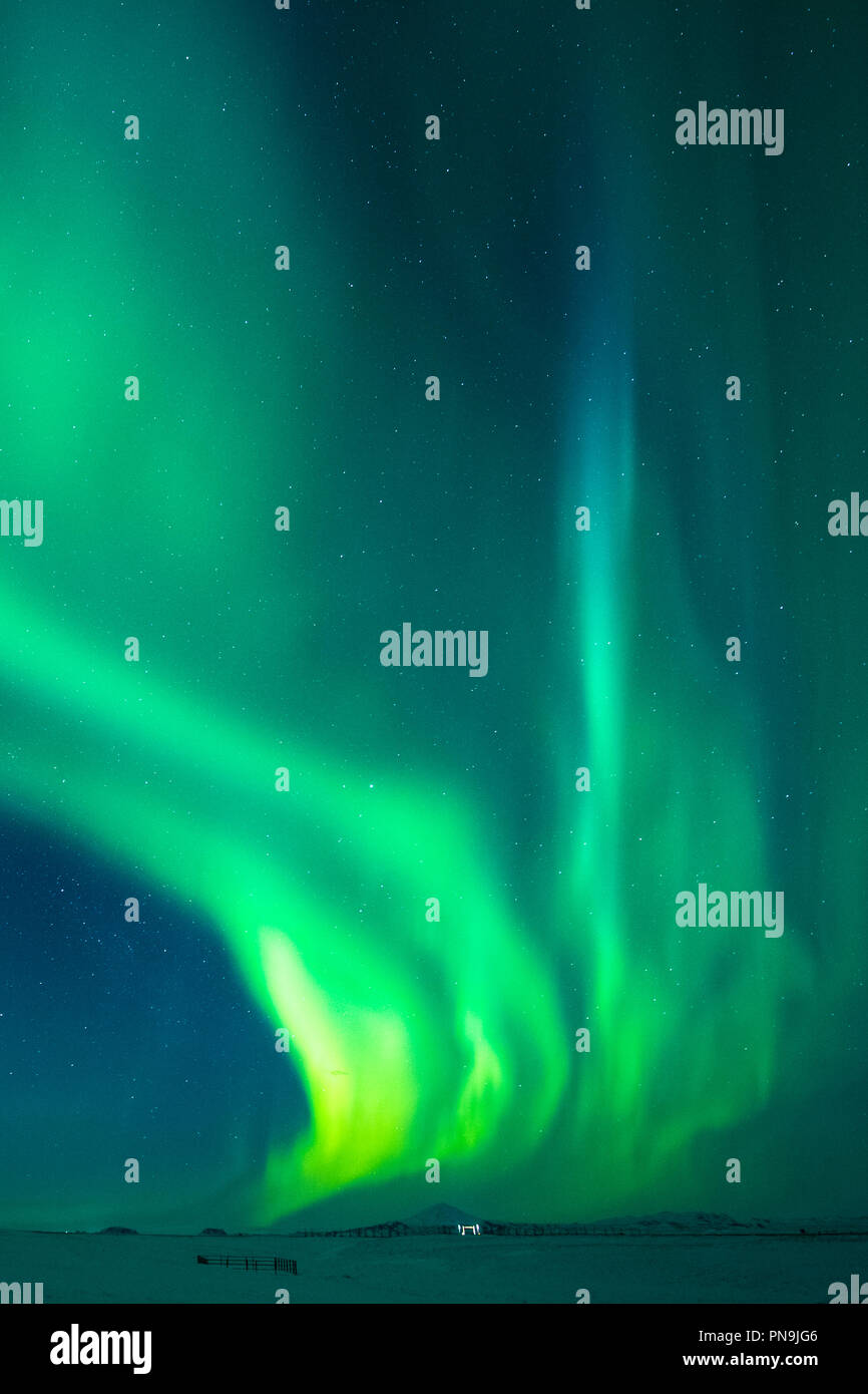 Aurora Boreale vista spettacolare delle luci del nord nel cielo sopra Hotel Ranga centro turistico a Hella nel sud dell'Islanda Foto Stock