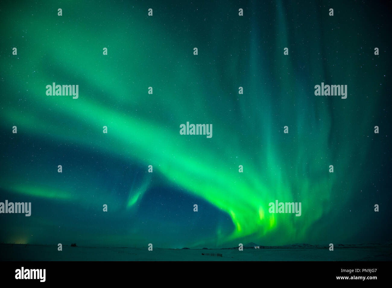 Aurora Boreale vista spettacolare delle luci del nord nel cielo sopra Hotel Ranga centro turistico a Hella nel sud dell'Islanda Foto Stock