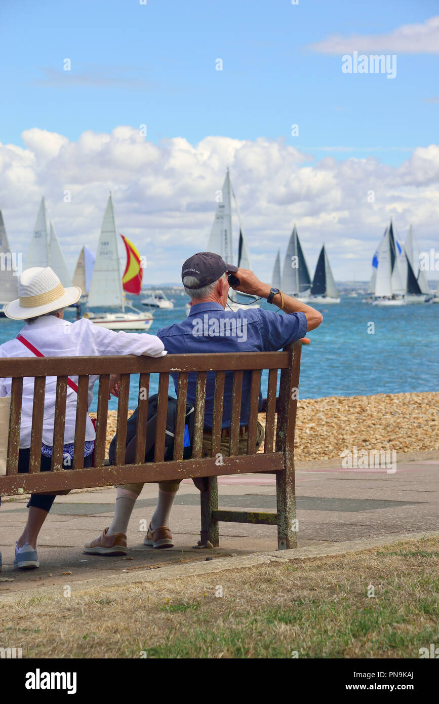 Coppia matura guarda lo yacht racing durante Lendy Cowes Week (2018), Cowes, Isle of Wight, Regno Unito Foto Stock