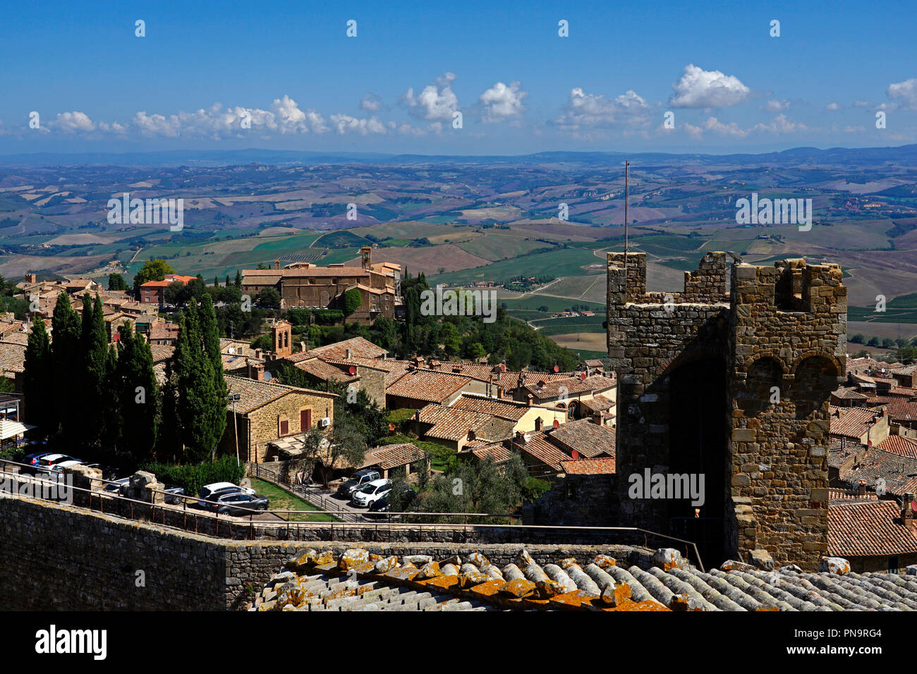 Fortezza e vista della cittadina collinare di Montalcino,Toscana,Italia Foto Stock