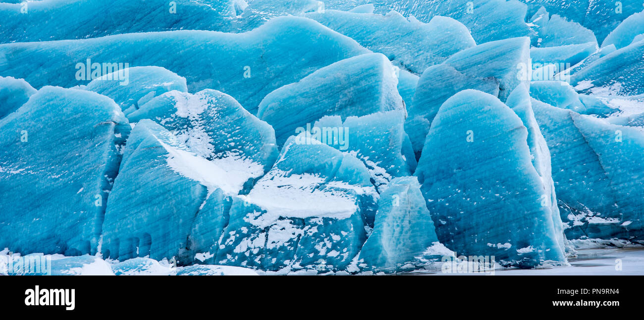 Close up che mostra gli strati in blocchi di ghiaccio della lingua glaciale del ghiacciaio Svinafellsjokull una uscita del ghiacciaio Vatnajokull, Sud Islanda Foto Stock