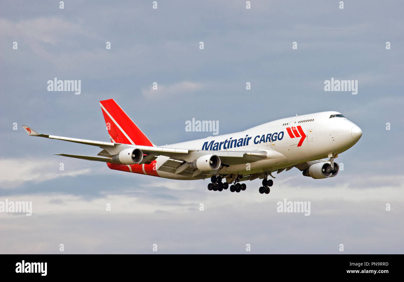 Martinair Cargo Boeing 747-412(BCF) cargo aerei di atterraggio all'Aeroporto Stansted di Londra. Foto Stock