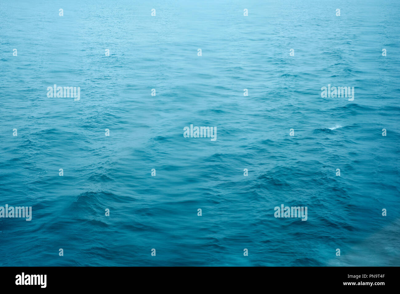 Un vuoto sullo sfondo del mare fotografata attraverso un wet nave finestra. Foto Stock