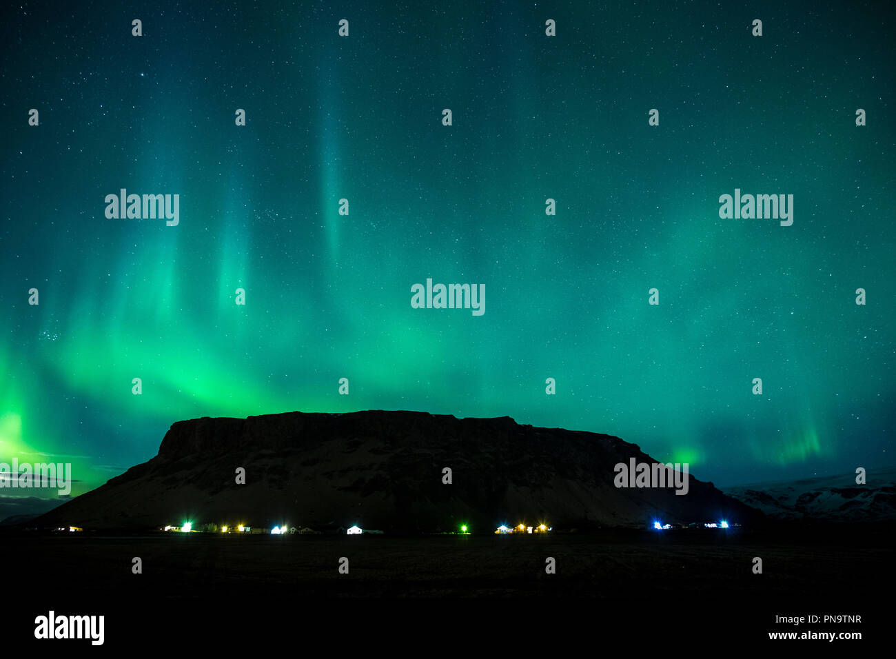 Aurora Boreale vista spettacolare delle luci del nord nel cielo sopra il Monte Petursey montagna a Vellir vicino a Vik nel sud dell'Islanda Foto Stock