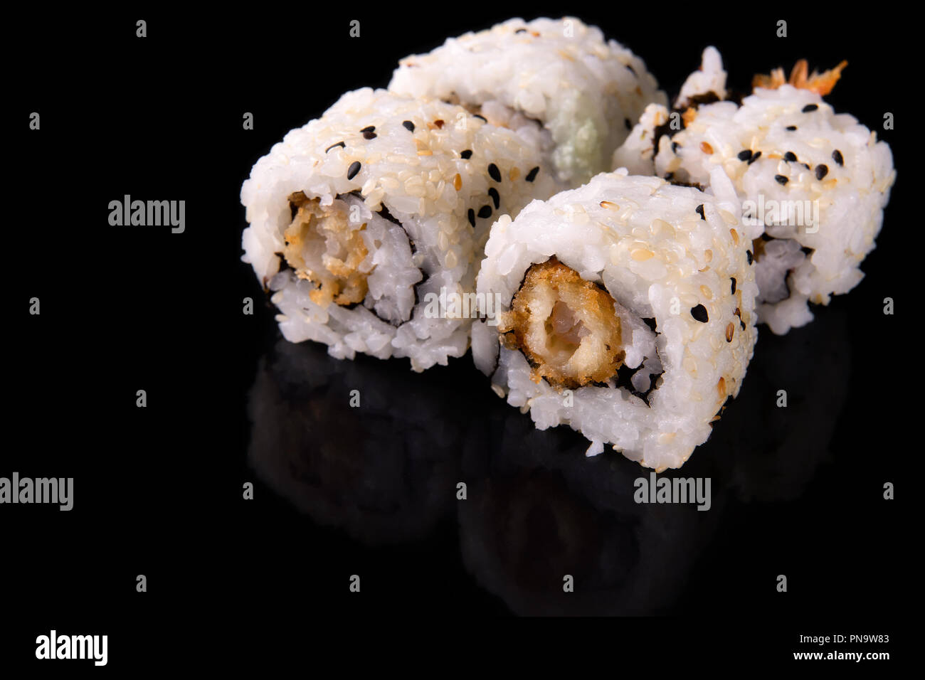 Rotoli di Sushi con schrimps su nero backgorund con la sua riflessione Foto Stock