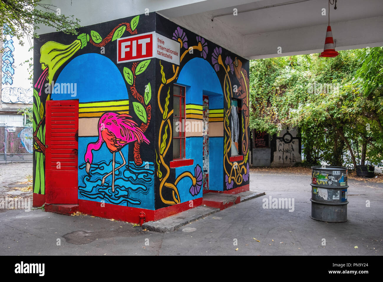 Berlino Prenzlauer Berg. Montare Freie Internationale Tankstelle, elencati ex stazione di benzina ora non profit eventi creativi spazio con tema tropicale Foto Stock