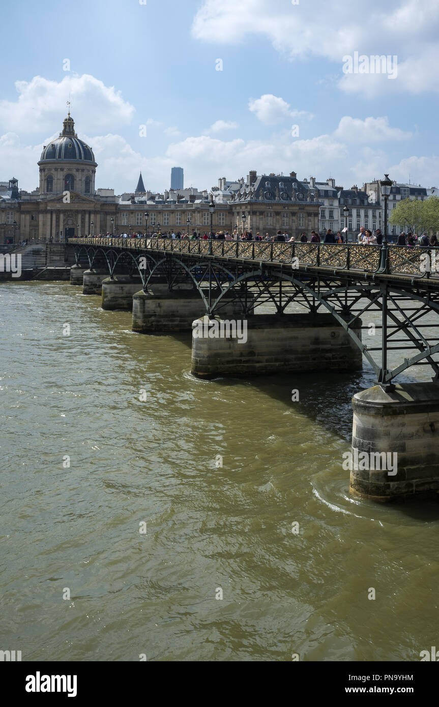 Parigi, Francia, Accademia Francese con il ponte delle arti piena di amore si blocca. Foto Stock