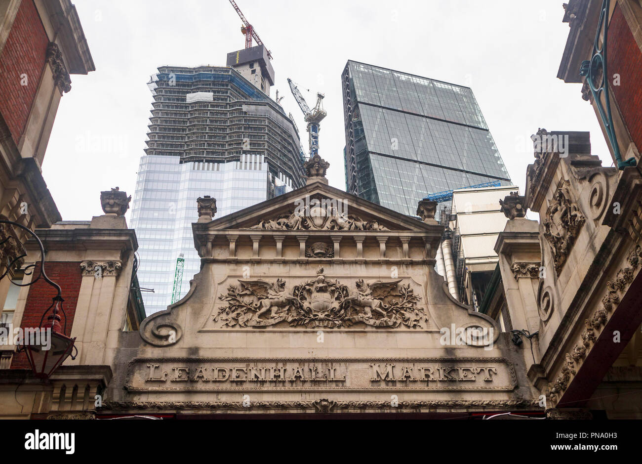 Ingresso di storico mercato Leadenhall con iconico grattacielo Cheesegrater e 22 Bishopsgate parzialmente smaltati in costruzione, City of London EC3 Foto Stock