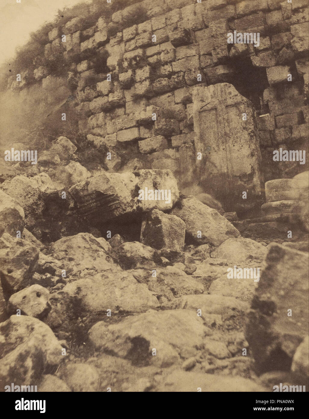 [Tomba del cristiano, Algeria]. Data/Periodo: gennaio 1856. Stampa. Carta salata, a partire da un negativo calotype. Altezza: 288 mm (11,33 in); larghezza: 227 mm (8,93 in). Autore: Giovanni Beasly Greene. Foto Stock